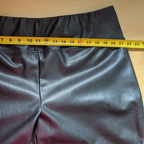 Women's Black faux leather Leggings - Picture 8 of 10